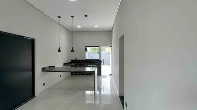 Casa - Térrea com 3 quartos (sendo 1 suite(s)) a 900,00 metros praia.