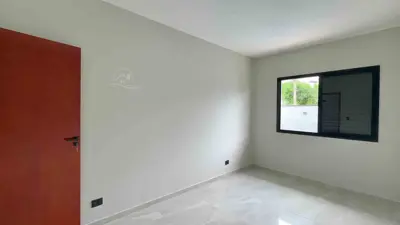 Casa - Térrea com 3 quartos (sendo 1 suite(s)) a 900,00 metros praia.