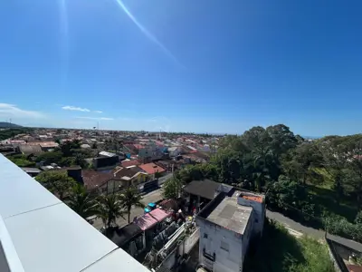 Apartamento - Cobertura com 3 quartos (sendo 2 suite(s)) a 1000,00 metros praia.