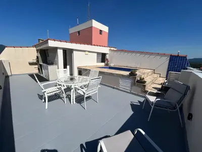 Apartamento - Cobertura com 3 quartos (sendo 2 suite(s)) a 1000,00 metros praia.