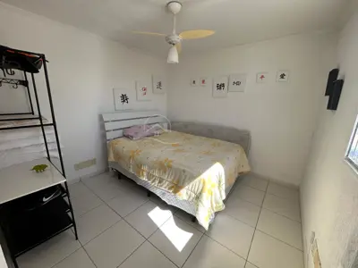 Apartamento - Cobertura com 3 quartos (sendo 2 suite(s)) a 1000,00 metros praia.