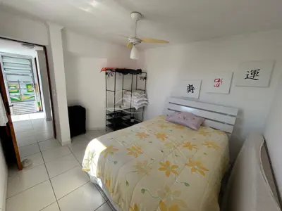 Apartamento - Cobertura com 3 quartos (sendo 2 suite(s)) a 1000,00 metros praia.