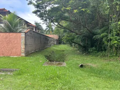 Terreno - Plano com  quartos  a 2500,00 metros praia.