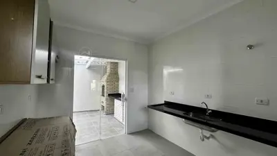 Casa - Térrea com 3 quartos (sendo 1 suite(s)) a 850,00 metros praia.