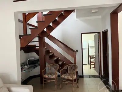 Casa - Sobrado com 4 quartos (sendo 2 suite(s)) a 400,00 metros praia.
