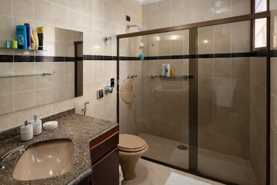 Casa - Sobrado com 4 quartos (sendo 2 suite(s)) a 400,00 metros praia.