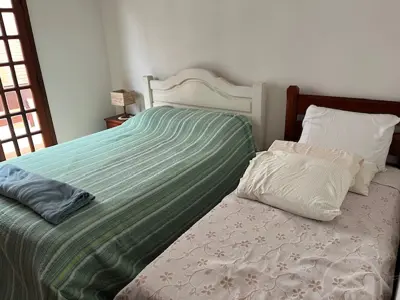 Casa - Sobrado com 4 quartos (sendo 2 suite(s)) a 400,00 metros praia.