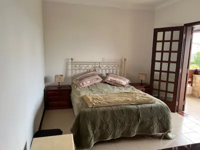 Casa - Sobrado com 4 quartos (sendo 2 suite(s)) a 400,00 metros praia.