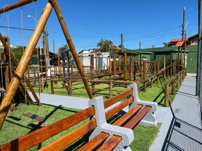 Casa - Sobrado com 4 quartos (sendo 2 suite(s)) a 400,00 metros praia.