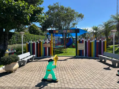 Casa - Sobrado com 4 quartos (sendo 2 suite(s)) a 400,00 metros praia.