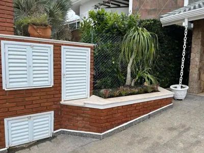 Casa - Sobrado com 4 quartos (sendo 2 suite(s)) a 400,00 metros praia.