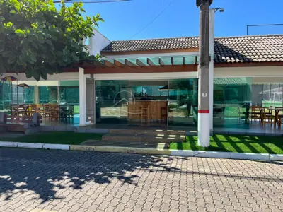 Casa - Sobrado com 4 quartos (sendo 2 suite(s)) a 400,00 metros praia.