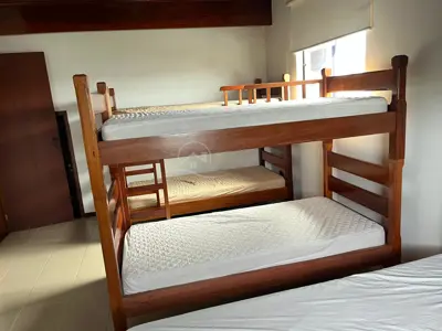 Casa - Sobrado com 4 quartos (sendo 2 suite(s)) a 400,00 metros praia.