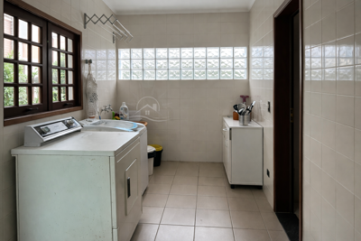 Casa - Sobrado com 4 quartos (sendo 2 suite(s)) a 400,00 metros praia.