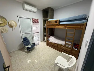 Casa - Térrea com 3 quartos (sendo 1 suite(s)) a 650,00 metros praia.