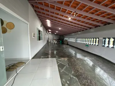 Casa - Térrea com 3 quartos (sendo 1 suite(s)) a 650,00 metros praia.