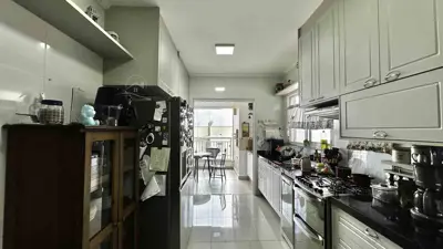 Apartamento - Alto com 3 quartos (sendo 2 suite(s)) a 700,00 metros praia.