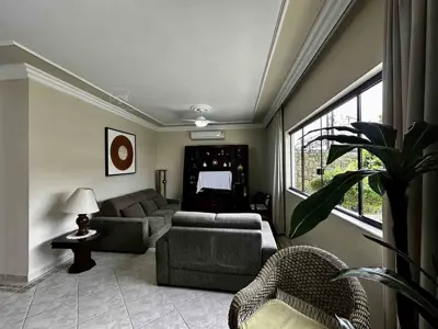 Casa - Térrea com 3 quartos (sendo 2 suite(s)) a 300,00 metros praia.