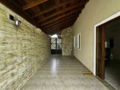 Casa - Térrea com 3 quartos (sendo 2 suite(s)) a 300,00 metros praia.