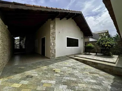 Casa - Térrea com 3 quartos (sendo 2 suite(s)) a 300,00 metros praia.