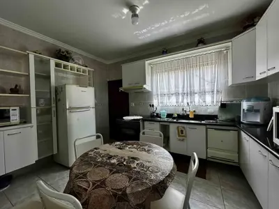 Casa - Térrea com 3 quartos (sendo 2 suite(s)) a 300,00 metros praia.