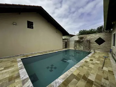 Casa - Térrea com 3 quartos (sendo 2 suite(s)) a 300,00 metros praia.