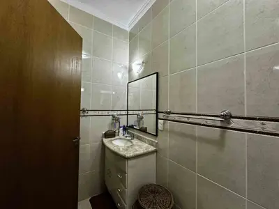 Casa - Térrea com 3 quartos (sendo 2 suite(s)) a 300,00 metros praia.