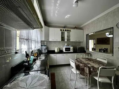 Casa - Térrea com 3 quartos (sendo 2 suite(s)) a 300,00 metros praia.