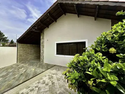 Casa - Térrea com 3 quartos (sendo 2 suite(s)) a 300,00 metros praia.