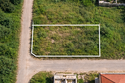 Terreno - Amplo com  quartos  a 1,50 metros praia.