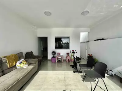 Casa - Térrea com piscina com 2 quartos (sendo 1 suite(s)) a 1300,00 metros praia.