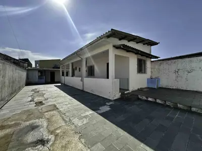 Casa - Térrea com 1 quartos  a 2000,00 metros praia.