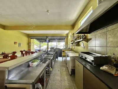 Comercial - Salão comercial + Edícula assobradada com  quartos  a 500,00 metros praia.