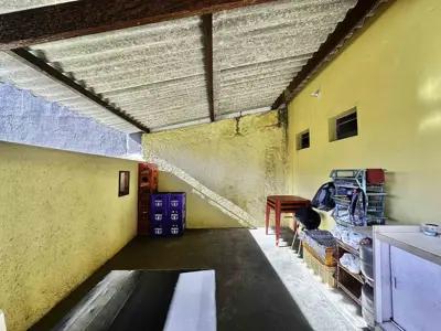 Comercial - Salão comercial + Edícula assobradada com  quartos  a 500,00 metros praia.