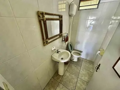 Comercial - Salão comercial + Edícula assobradada com  quartos  a 500,00 metros praia.