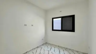 Casa - Térrea com 3 quartos (sendo 1 suite(s)) a 1500,00 metros praia.