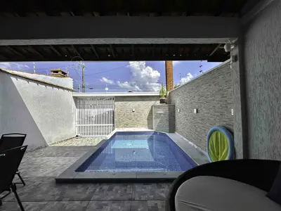 Casa - Térrea com piscina com 2 quartos (sendo 1 suite(s)) a 200,00 metros praia.