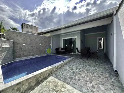 Casa - Térrea com piscina com 2 quartos (sendo 1 suite(s)) a 200,00 metros praia.