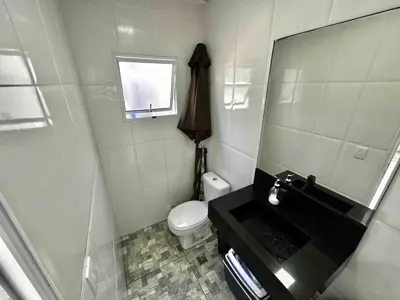 Casa - Térrea com piscina com 2 quartos (sendo 1 suite(s)) a 200,00 metros praia.