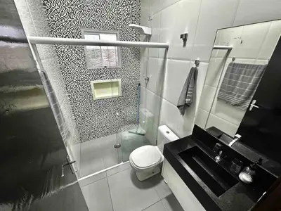 Casa - Térrea com piscina com 2 quartos (sendo 1 suite(s)) a 200,00 metros praia.