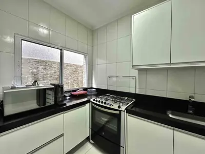 Casa - Térrea com piscina com 2 quartos (sendo 1 suite(s)) a 200,00 metros praia.