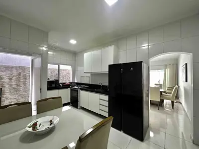 Casa - Térrea com piscina com 2 quartos (sendo 1 suite(s)) a 200,00 metros praia.