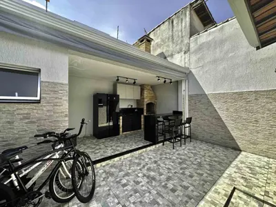 Casa - Térrea com piscina com 2 quartos (sendo 1 suite(s)) a 200,00 metros praia.