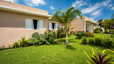 Casa - Térrea com piscina com 4 quartos (sendo 4 suite(s)) a 3000,00 metros praia.