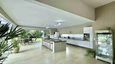Casa - Térrea com piscina com 4 quartos (sendo 4 suite(s)) a 3000,00 metros praia.