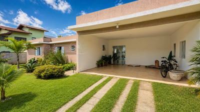 Casa - Térrea com piscina com 4 quartos (sendo 4 suite(s)) a 3000,00 metros praia.