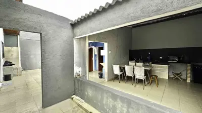 Casa - Térrea com 3 quartos (sendo 1 suite(s)) a 250,00 metros praia.