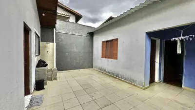 Casa - Térrea com 3 quartos (sendo 1 suite(s)) a 250,00 metros praia.