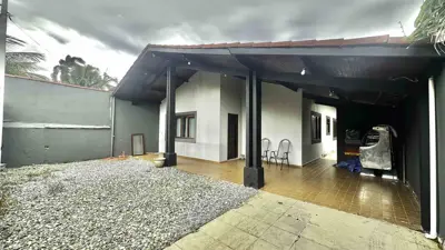 Casa - Térrea com 3 quartos (sendo 1 suite(s)) a 250,00 metros praia.