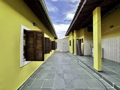 Casa - Térrea com Edícula com 3 quartos (sendo 1 suite(s)) a 800,00 metros praia.